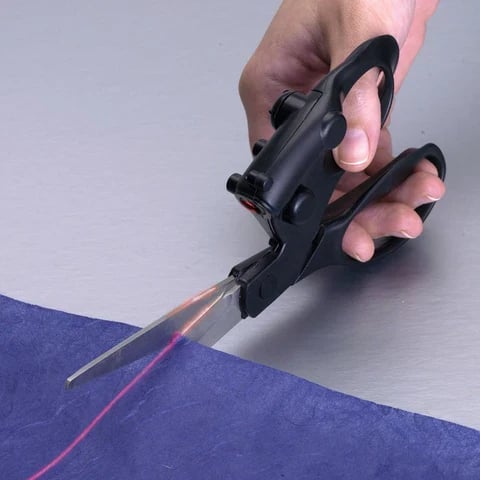 Tijeras con guía láser